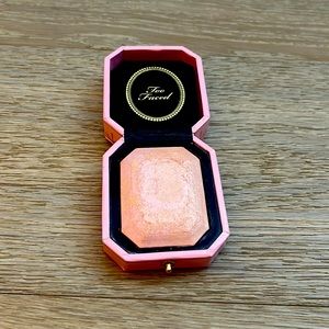 Too Faced Diamond Light Highlighter in Fancy Pink diamond highlighter